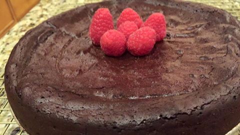 Flourless Sugarless Chocolate Cake